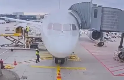 Clipe de groază pe aeroportul din Frankfurt. Un avion s-a prăbușit la poarta de îmbarcare