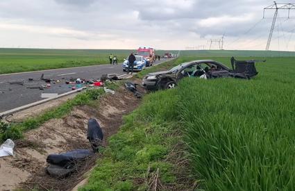 Un bărbat de 34 de ani și-a pierdut viața după un impact puternic între 3 mașini, între Săcele și Gura Dobrogei. Resturi din autoturisme au fost împrăștiate pe șosea
