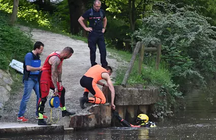 Un copil de 11 ani a fost strangulat de prietenii lui de 15 și 16 ani, în timp ce erau la pescuit. Agresorii ar fi vrut să se răzbune