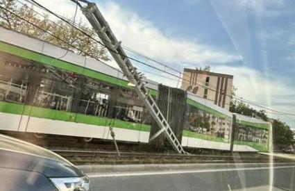 BREAKING NEWS Un tramvai a deraiat în Capitală, iar unul din vagoane s-a izbit puternic de un stâlp. Patru persoane au ajuns la spital