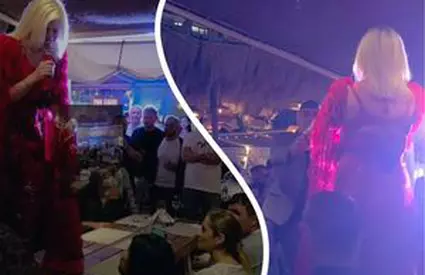 Loredana Groza s-a urcat pe masă și a cântat, după ce a văzut cine era la petrecere. Imagini din Mamaia