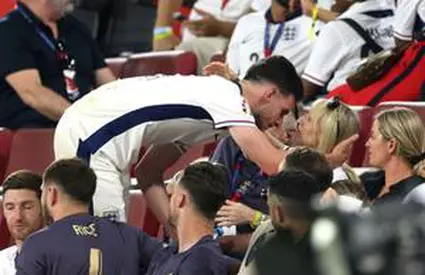 Fotbalistul, certat de mama sa. Cum a apărut la ședința foto oficială: „Cred că toată lumea a văzut acele fotografii...”
