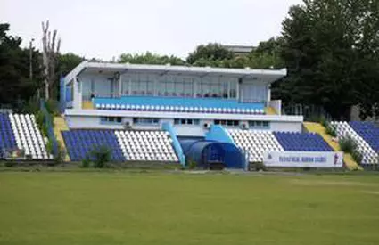 Arenă unică în România! Un bloc de locuințe este chiar în spatele Tribunei I, în curtea stadionului