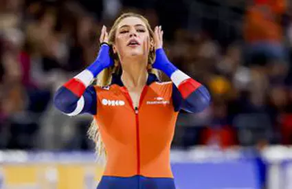 O bustieră de... 1 milion de dolari! O strategie de marketing incredibilă: „De ce se descheie?”