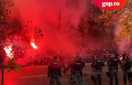 Imagini revoltătoare la Zenica » Sub ochii Poliției, ultrașii bosniaci au afișat imagini cu români care cerșesc, vând fier sau fură