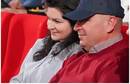 Gata, s-a aflat! Ce salariu frumușel are Ioana Fâșie, iubita lui Ilie Bolojan. Misterioasa brunetă nu este vedetă și nici nu trăiește din expunere publică