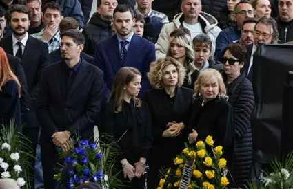 Neli Lucescu, ținută în brațe de fiul Răzvan, la priveghiul marelui Lucescu, pe Arena Națională. În lacrimi, în fața sicriului acoperit de tricolor, o imagine care doare