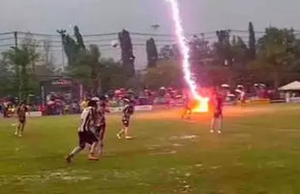 Tragedie! Fotbalistul a murit pe loc, după ce a fost lovit de fulger