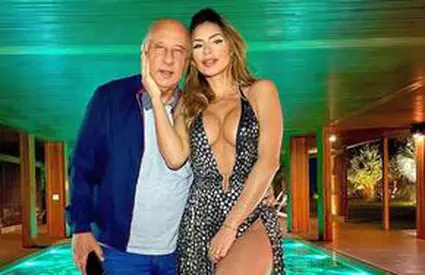 La 85 de ani, fostul șef al Federației se iubește cu o artistă de 32 de ani: „Sunt respectată, mă simt fericită”