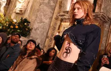 Trei vedete din Premier League au asistat la cea mai provocatoare defilare din cadrul Săptămânei Modei de la Londra