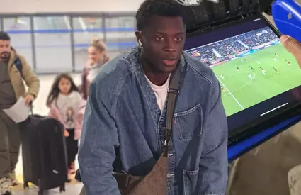 Dawa a ieșit din aeroport uitându-se pe tabletă la Africa de Sud – Camerun: „Știu că Ngezana a luat galben!”. Foto exclusiv