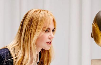 Actrița celebră de la Hollywood s-a lăsat vrăjită de opera lui Brâncuși. Apariție spectaculoasă lângă sculptura românului pentru Nicole Kidman, una cele mai frumoase femei din lume