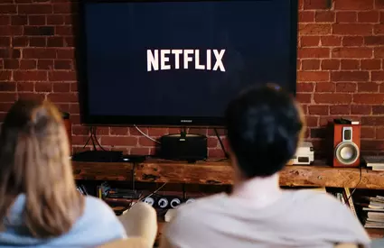 El este comentatorul din România care a fost reclamat pentru că a recomandat în direct la TV un serial de pe Netflix