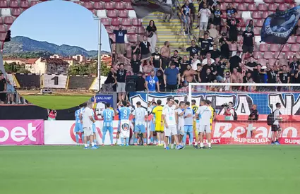Doar în România! Cum a putut fi montată nocturna stadionului pe care va juca echipa din SuperLiga. Video