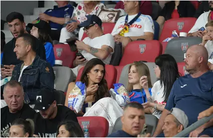 Antonia Salanță, iubita lui Daniel Bîrligea, și sora ei, Loredana Salanță, au furat toate privirile la FCSB – FC Argeș. Foto