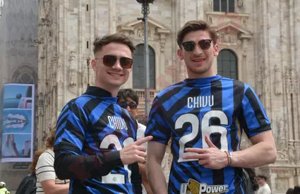 Fanii românii sunt la Milano pentru a fi alături de Chivu la titlul cu Inter. „E bănățean de-al nostru. Pentru el am venit”. Video exclusiv
