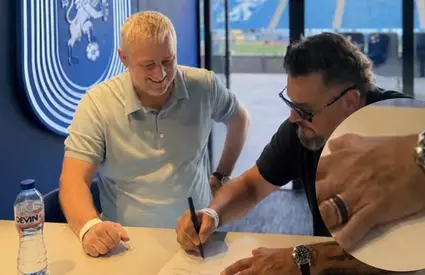Cum a semnat Mihai Bobonete actele prin care a devenit acționar la U Craiova. A purtat un ceas de lux mai scump decât cel primit de Baiaram de la Rădoi. Foto exclusiv