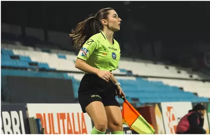 Cine este Giuliana, arbitra care-i înnebunește pe fani, pe stadioane. Are 23 de ani și a terminat o facultate de prestigiu