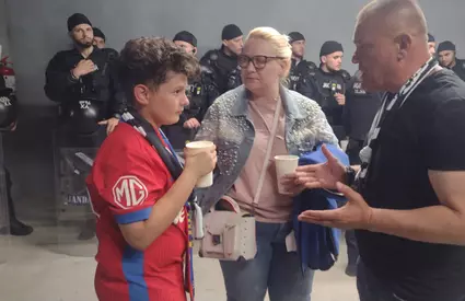 Scandal în Dinamo – FCSB! Un copil, fan al roş-albaştrilor, evacuat de jandarmi din mijlocul fanilor dinamovişti. Video