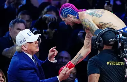 Donald Trump a urcat în ringul UFC la 80 de ani! Președintele SUA, martor la declarații stânjenitoare: „O s-o lovesc pe maică-ta!” / „Michelle Obama este bărbat!”. Foto & Video