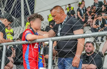 Scandal în Dinamo – FCSB! Un copil, fan al roş-albaştrilor, evacuat de jandarmi din mijlocul fanilor dinamovişti. Video