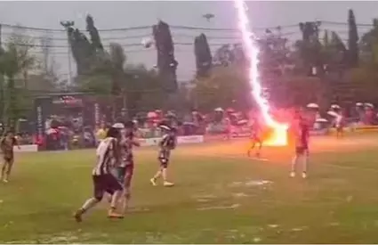 Catastrofă pe stadion! Un fotbalist a murit după ce a fost lovit de fulger. Video