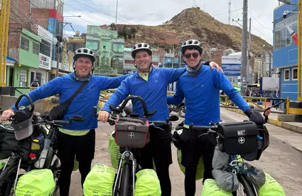 Incredibila aventură a celor trei fani care au mers pe bicicletă 16.000 de kilometri pentru a ajunge la Cupa Mondială. Pe cine vor să întâlnească