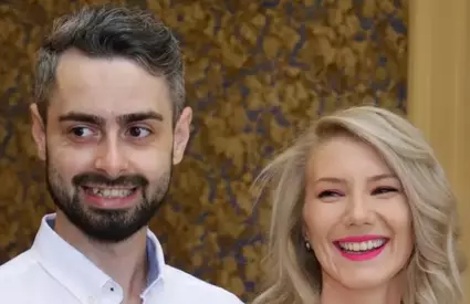 Radu Bucălae și soția lui, Alexandra, și-au prezentat apartamentul de lux. Detaliul ingenios din dormitor care i-a cucerit pe fani și povestea neștiută a cununiei lor atipice: „Totul a pornit de la un bilet la teatru!”