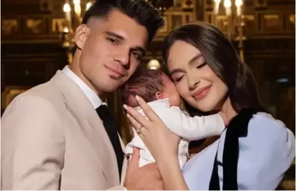 Imagine rară cu băiețelul lui Ianis Hagi! Giorgios, la aproape 3 luni, îmbrăcat din cap până-n picioare în echipamentul naționalei României