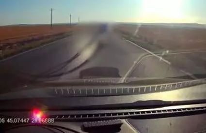 Momentul în care un copil cade dintr-o dubă în mers şi se rostogoleşte câţiva metri pe asfalt, în Tulcea