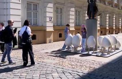 Controversă la Timișoara cu decorul de Paşte de 7.000 de euro. Ouăle gigant iau faţa unei statui cu mesaj