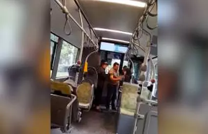 Scandal în STB. O femeie a tras de păr şi a bătut o controloare după ce a fost prinsă fără bilet de călătorie