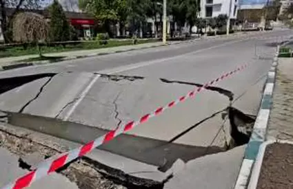 Un crater de 50 de mp s-a format din senin, pe o şosea din Techirghiol. Un şofer l-a evitat în ultima clipă