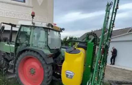 Tânăr, lovit de tractorul condus de primarul comunei. Utilajul a distrus o poartă şi s-a oprit într-o casă