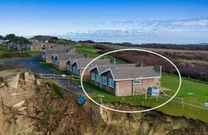 Cu cât se vinde o casă aflată la marginea prăpastiei.  Agenţie imobiliară: "O oportunitate rară"