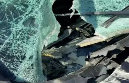 Bărbat, strivit în maşină de un bolovan desprins de pe versant pe Valea Oltului. La volan se afla fiica lui