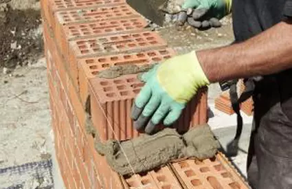 Un medic oncolog lucrează în construcții ca necalificat. Motivul paradoxal pentru care acesta nu poate profesa