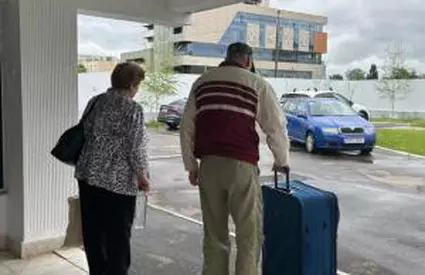Un pensionar din SUA străbate mii de kilometri ca să vină an de an într-un oraș din România