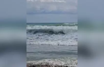Valuri de 3 metri pe litoral şi steag roşu arborat. În ce staţiuni nu au voie să intre în mare turiştii
