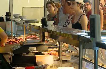 Stațiunea de pe litoral unde meniul zilei costă 40 de lei, iar cazările sunt încă ieftine