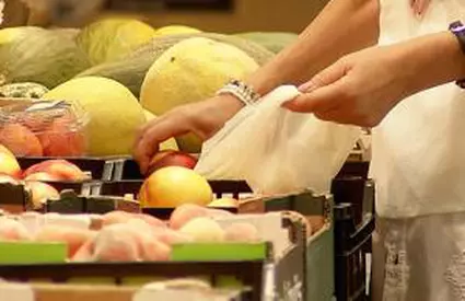 Scumpirile readuc vânzarea "pe caiet". Tot mai mulţi români cumpără pe datorie până la salariu sau pensie
