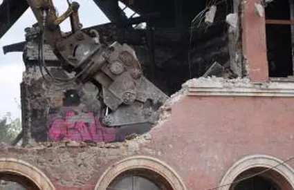 Exasperat de o familie de români care i-a ocupat ilegal casa, un francez a decis să o demoleze