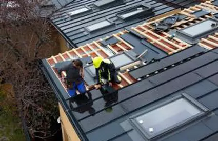 Localitatea care aduce în România o premieră: ţiglele fotovoltaice