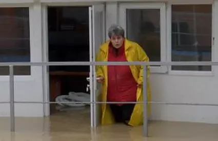 Judeţele în care a plouat într-o zi cât pentru o lună. Zeci de familii, izolate: "Se va strica tot ce e aici"