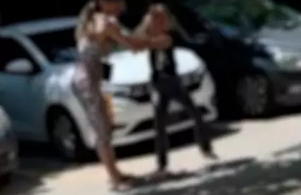 "Nu mai pot, mă disperă!" Mamă filmată în timp ce își brusca fiica pe o stradă din Constanța