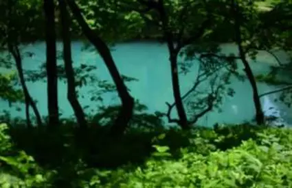 Lacul unic din România care îşi schimbă culoarea în funcţie de anotimp. Secretul din spatele fenomenului