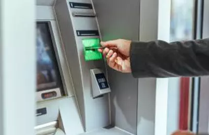 Un bărbat şi-a dat demisia după ce a încasat 330 de salarii din greşeală. Va păstra banii