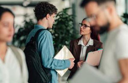 Domeniul care duce lipsă acută de angajați recrutează direct din facultăți. Salarii de la 1.000 de euro