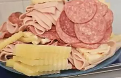 Turiști la un hotel de 4 stele din Constanța, prinși cu aproape 3 kilograme de mâncare în cameră