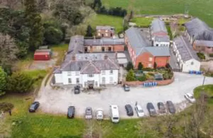 Satul cu 50 de case scoase la vânzare. Cât costă să te muţi într-un loc de poveste